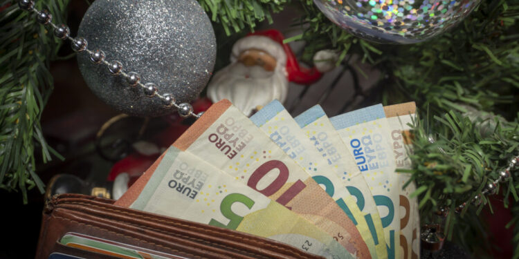 Δώρο Χριστουγέννων 2025: Νωρίτερα φέτος η καταβολή του – Πώς να το υπολογίσετε
