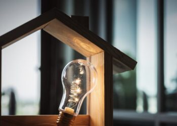 Ευάλωτα νοικοκυριά: Χαμηλότερες τιμές και δωρεάν ενεργειακή αναβάθμιση