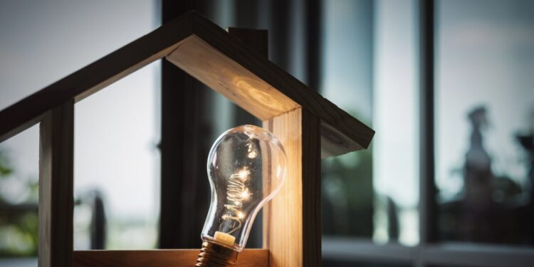 Ευάλωτα νοικοκυριά: Χαμηλότερες τιμές και δωρεάν ενεργειακή αναβάθμιση