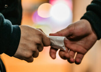 Πώς τα ανήλικα βαποράκια πουλούσαν ναρκωτικά στο σχολείο: Οι απειλές, τα βασανιστήρια και οι νέοι αποκαλυπτικοί διάλογοι