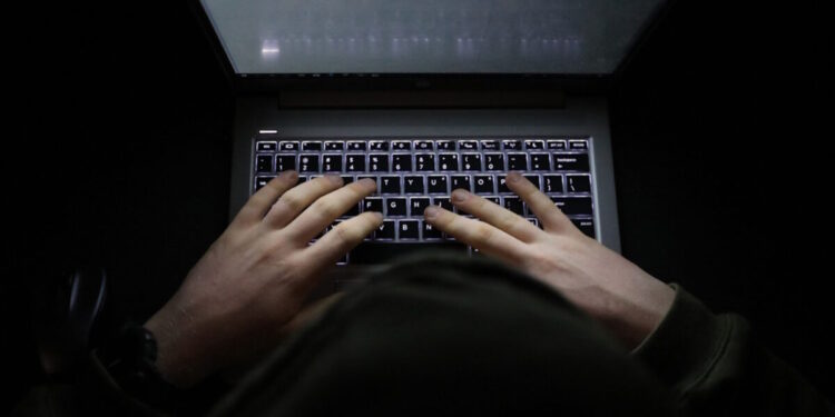 Συνελήφθη 49χρονος που εξυμνούσε την κακοποίηση κατά γυναικών στα social media – Κατηγορείται για προτροπή σε αυτοκτονία σε live μετάδοση