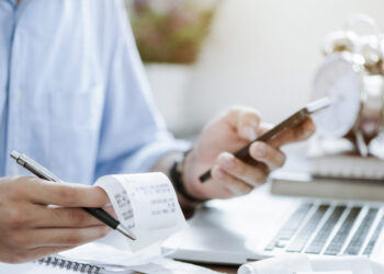 Στο στόχαστρο της ΑΑΔΕ 1.469 υποθέσεις τελωνειακών και εφοριακών για διαφθορά