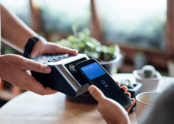 IRIS: Τι αλλάζει από την 1η Δεκεμβρίου σε καταστήματα και e‑shops – Πρόστιμα έως 20.000 ευρώ για όσους δεν συμμορφωθούν