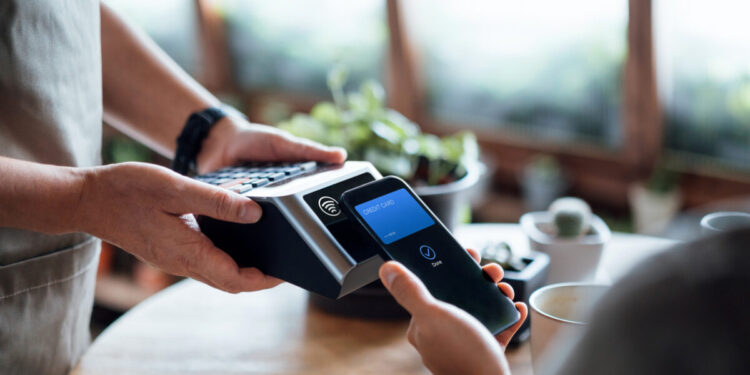 IRIS: Τι αλλάζει από την 1η Δεκεμβρίου σε καταστήματα και e‑shops – Πρόστιμα έως 20.000 ευρώ για όσους δεν συμμορφωθούν