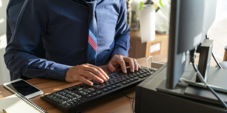 Οι 30 μόνιμες παροχές που «κέρδισαν» μισθωτοί, συνταξιούχοι και νοικοκυριά το 2025