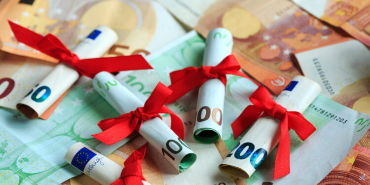 Χριστουγεννιάτικη φορολοταρία: 100.000 ευρώ σε 12 τυχερούς – Δείτε εάν κερδίσατε