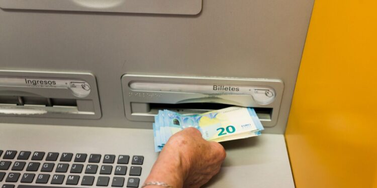 Όλες οι αλλαγές στους φόρους για αγρότες, συνταξιούχους και μισθωτούς το 2026: Μισός ΕΝΦΙΑ και νέα αύξηση στον κατώτατο μισθό