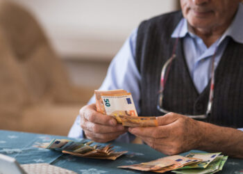 Αυξήσεις στις συντάξεις: Από την Παρασκευή αρχίζει η καταβολή τους μετά τις μειώσεις φόρων της ΔΕΘ και την ετήσια αναπροσαρμογή – Δείτε παραδείγματα