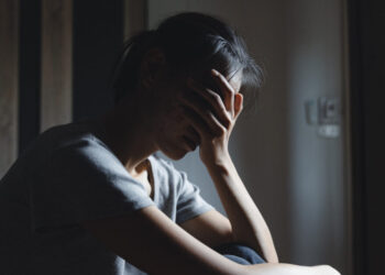 Κατάθλιψη στη μέση ηλικία: Τα 6 συγκεκριμένα συμπτώματα που συνδέονται με την άνοια