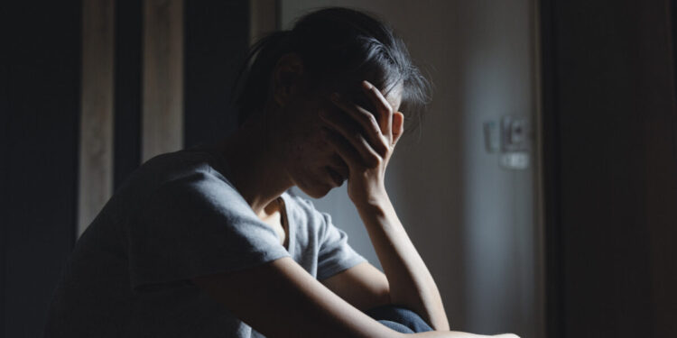 Κατάθλιψη στη μέση ηλικία: Τα 6 συγκεκριμένα συμπτώματα που συνδέονται με την άνοια