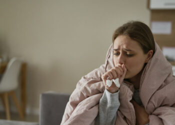 Εποχική γρίπη: «Καμπανάκι» για την εκτόξευση των κρουσμάτων κατά τις γιορτές – Πώς μεταδίδεται, τι να προσέχετε