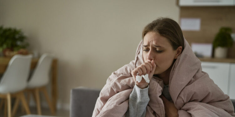 Εποχική γρίπη: «Καμπανάκι» για την εκτόξευση των κρουσμάτων κατά τις γιορτές – Πώς μεταδίδεται, τι να προσέχετε