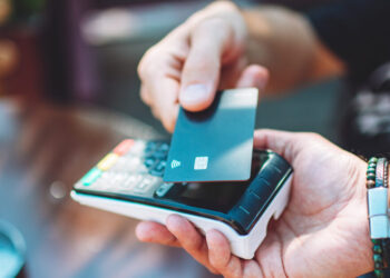 POS, IRIS και myDATA συρρίκνωσαν τη φοροδιαφυγή για το 2025: Τι συμβαίνει με το «κενό» ΦΠΑ