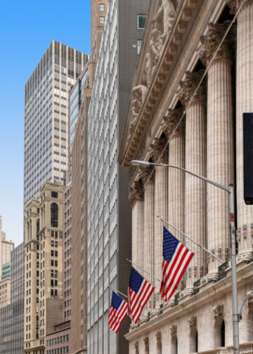 Wall Street: Ο Dow Jones ανακάμπτει πάνω από 500 μονάδες μετά τη μείωση επιτοκίων της Fed