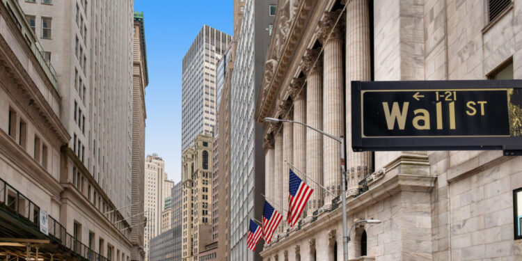 Wall Street: Ο Dow Jones ανακάμπτει πάνω από 500 μονάδες μετά τη μείωση επιτοκίων της Fed