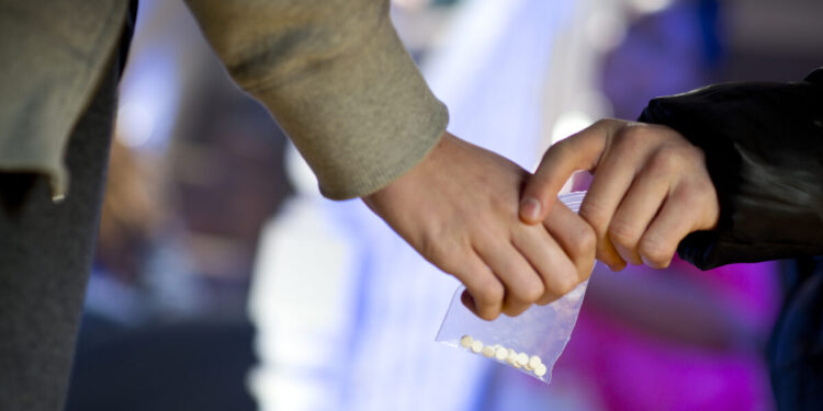 Μαθητές διακινούσαν κοκαΐνη και χασίς μέσα σε σχολείο στα βόρεια προάστια – 12 συλλήψεις, ανάμεσά τους και ενήλικοι