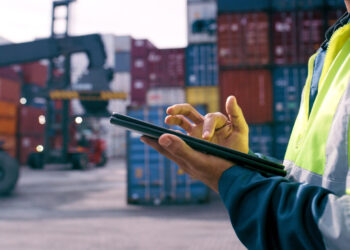 Ταμείο Ανάκαμψης: Υψηλές εκταμιεύσεις πόρων, χαμηλή υλοποίηση έργων – Ποια υπουργεία παίρνουν «κίτρινη κάρτα»