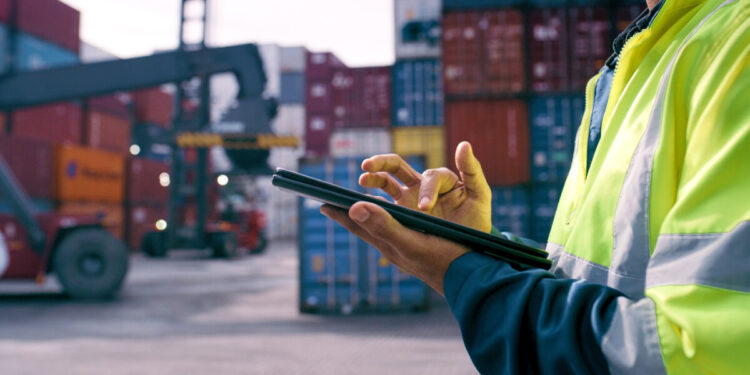 Ταμείο Ανάκαμψης: Υψηλές εκταμιεύσεις πόρων, χαμηλή υλοποίηση έργων – Ποια υπουργεία παίρνουν «κίτρινη κάρτα»