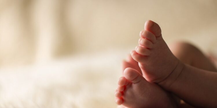 Θρίλερ με μωρό 5 μηνών που ξεψύχησε στο κρεβάτι τον γονέων του