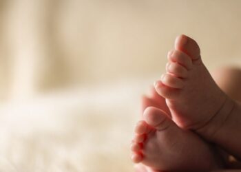 Θρίλερ με μωρό 5 μηνών που ξεψύχησε στο κρεβάτι τον γονέων του – «Ξυπνήσαμε και βρήκαμε την μικρή παγωμένη»