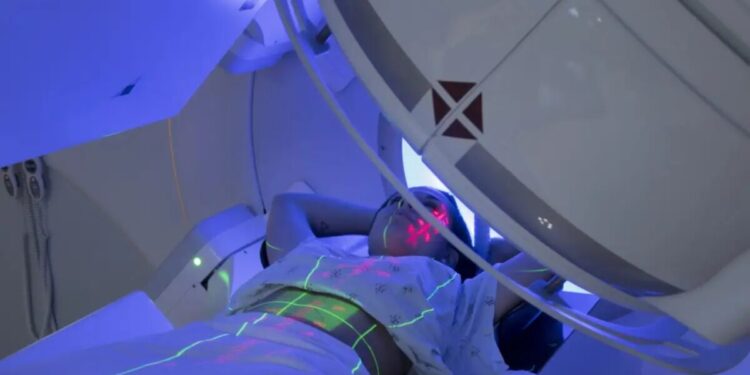 Ακτινοθεραπεία: Το 2026 έτος-ορόσημο για τους ογκολογικούς ασθενείς με 15 νέα μηχανήματα στο ΕΣΥ