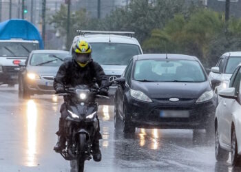 Καιρός: «Βούλιαξε» η Αττική από την ισχυρή νεροποντή – 50 κλήσεις στην πυροσβεστική, ποτάμια οι δρόμοι