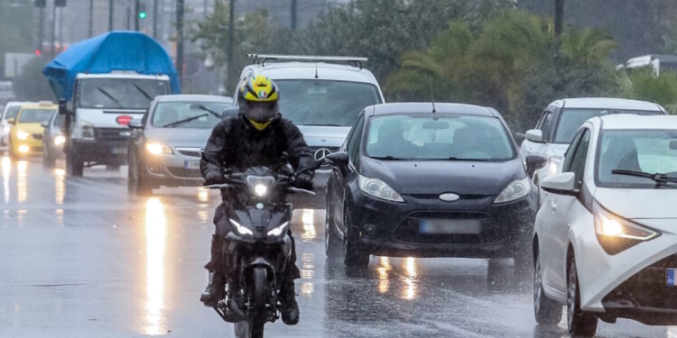 Καιρός: «Βούλιαξε» η Αττική από την ισχυρή νεροποντή – 50 κλήσεις στην πυροσβεστική, ποτάμια οι δρόμοι