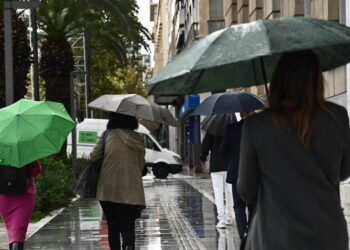 Καιρός σήμερα: Βροχές και καταιγίδες σε Ιόνιο, Πελοπόννησο και Κρήτη – Δεν ξεπερνά τους 20 βαθμούς η θερμοκρασία