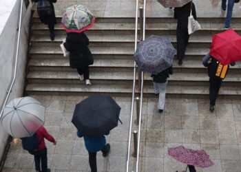 Καιρός αύριο: Χαμηλές θερμοκρασίες και τοπικές βροχές
