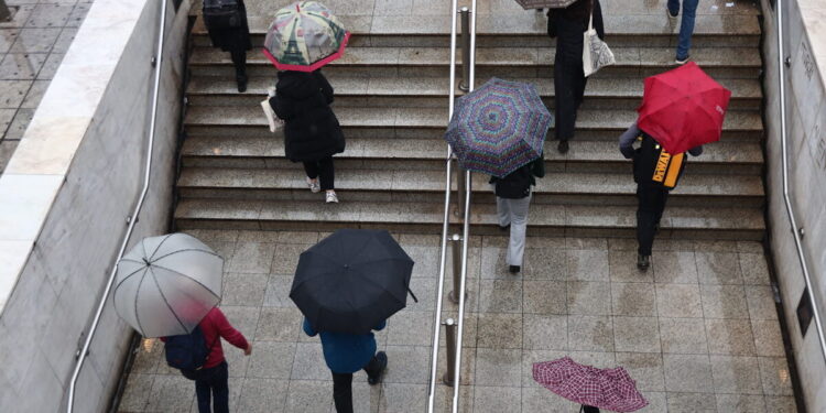 Καιρός αύριο: Χαμηλές θερμοκρασίες και τοπικές βροχές