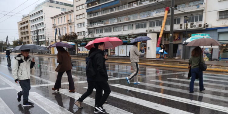 Καιρός αύριο: Καταιγίδες και πτώση θερμοκρασίας – Ισχυρά φαινόμενα στην Κρήτη – Βελτίωση στα δυτικά και βόρεια