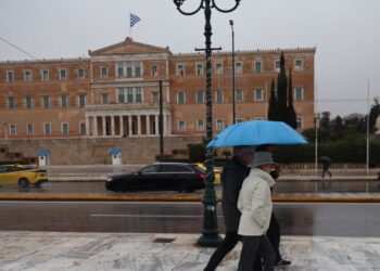 Καιρός σήμερα: Καταιγίδες σε Κρήτη και Κυκλάδες – Βελτίωση στα βόρεια και δυτικά