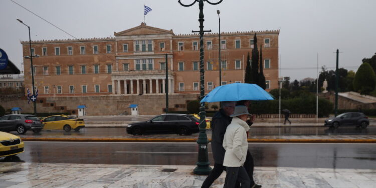 Καιρός σήμερα: Καταιγίδες σε Κρήτη και Κυκλάδες – Βελτίωση στα βόρεια και δυτικά