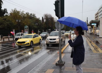 Καιρός αύριο: Τοπικές βροχές και καταιγίδες σε Αττική και σε νησιά – Δεν ξεπερνά τους 18 βαθμούς η θερμοκρασία