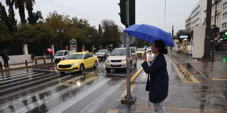 Καιρός αύριο: Τοπικές βροχές και καταιγίδες σε Αττική και σε νησιά – Δεν ξεπερνά τους 18 βαθμούς η θερμοκρασία
