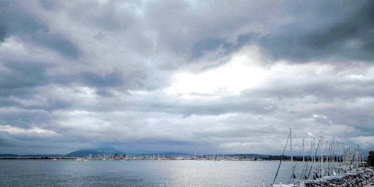 Καιρός σήμερα: Πυκνές και αραιές νεφώσεις σε όλη τη χώρα – Δεν ξεπερνά τους 19 βαθμούς η θερμοκρασία