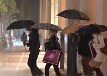 Καιρός σήμερα: Βροχές και καταιγίδες σε Θεσσαλία και σε νησιά – Χιόνια στα βορειοδυτικά ορεινά