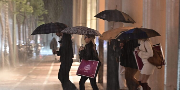 Καιρός σήμερα: Βροχές και καταιγίδες σε Θεσσαλία και σε νησιά – Χιόνια στα βορειοδυτικά ορεινά