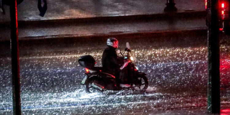 Καιρός αύριο: Έντονα φαινόμενα σε Αττική και Θεσσαλονίκη – Καταιγίδες σε πολλές περιοχές της Ελλάδας