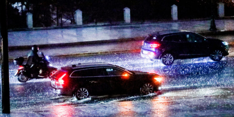 Καιρός σήμερα: Ισχυρά φαινόμενα σε πολλές περιοχές της χώρας – Καταιγίδες σε Αττική και Θεσσαλονίκη