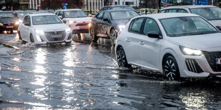 Καιρός: Βροχές, καταιγίδες, χαλάζι και ισχυροί άνεμοι για τρεις μέρες – Κόκκινη προειδοποίηση από την ΕΜΥ, έκτακτο δελτίο