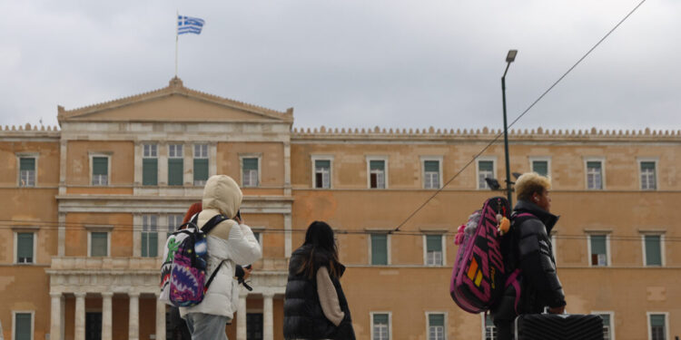 Καιρός Πρωτοχρονιά: Αλλαγή χρόνου με κρύο, παγετό και ισχυρούς ανέμους – Χιόνια και σε ημιορεινές περιοχές