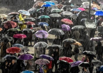 Καιρός: Ισχυρές καταιγίδες και θυελλώδεις άνεμοι μέχρι το Σάββατο – Σε κόκκινο συναγερμό η Αττική και άλλες 8 περιφέρειες