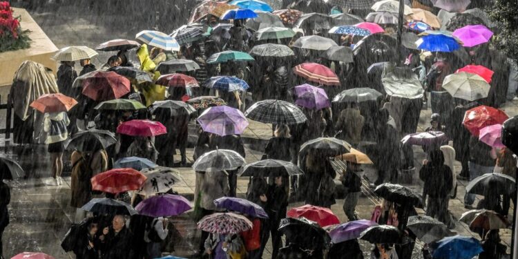 Καιρός: Ισχυρές καταιγίδες και θυελλώδεις άνεμοι μέχρι το Σάββατο – Σε κόκκινο συναγερμό η Αττική και άλλες 8 περιφέρειες