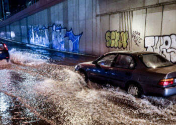 Κακοκαιρία Byron: Πλημμύρες στη Μάνδρα, έκλεισε η Εθνική Αθηνών – Κορίνθου στα διόδια Ελευσίνας – Δρόμοι ποτάμια και μπαράζ 112