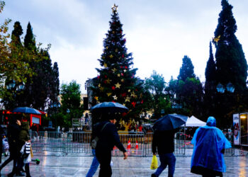 Καιρός: Καταιγίδες και βροχές από το απόγευμα μέχρι τα Χριστούγεννα – Χιόνια θα «ντύσουν» τη βόρεια Ελλάδα