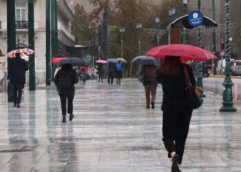 Καιρός σήμερα: Βροχές και πτώση της θερμοκρασίας στο μεγαλύτερο μέρος της χώρας – Καταιγίδες σε Πελοπόννησο και στα νησιά