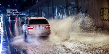 Η κακοκαιρία Byron «σφυροκοπά» την χώρα: Πως θα κινηθεί τις επόμενες ώρες, μαζικά μηνύματα από το 112