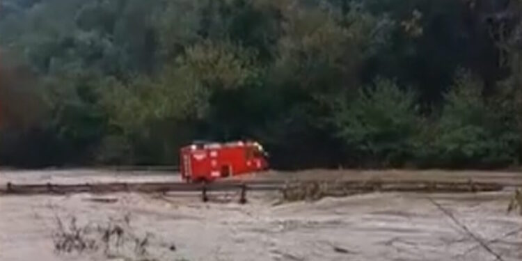 Η κακοκαιρία Byron «βυθίζει» την χώρα: Δεκάδες επιχειρήσεις απεγκλωβισμού στην Ανατολική Μάνη – Σε κόκκινο συναγερμό 8 περιφέρειες