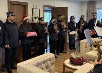 Τα κάλαντα στον Δήμαρχο Μεσολογγίου έψαλε η Δημοτική Φιλαρμονική και το 2/39 Σύνταγμα Ευζώνων